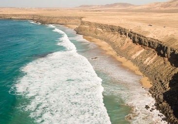 La playa virgen española perfecta para una escapada en verano: ideal para surf y desconocida para los turistas