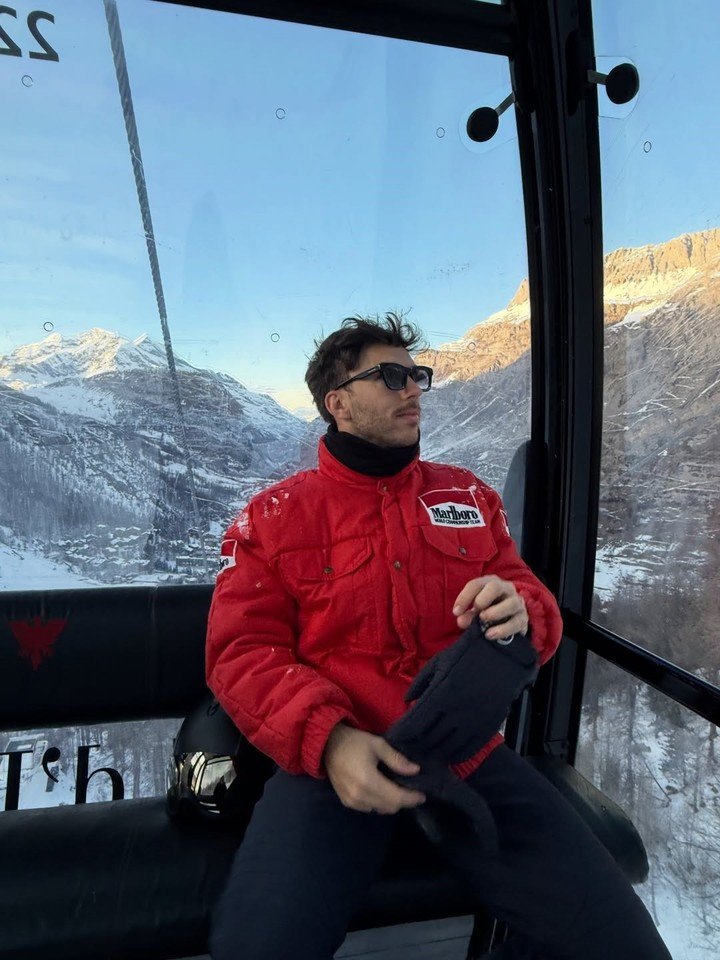 Pierre Gasly esquió con una campera roja de Marlboro. (@pierregasly)