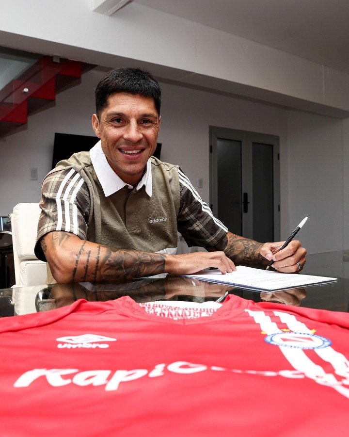 Enzo Pérez puso la firma en Argentinos (Prensa AAAJ).
