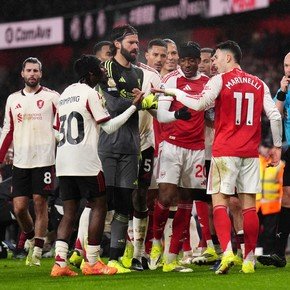 Polémica en la Premier: Martinelli se disculpó por empujar a Conor Bradley en Arsenal-Liverpool