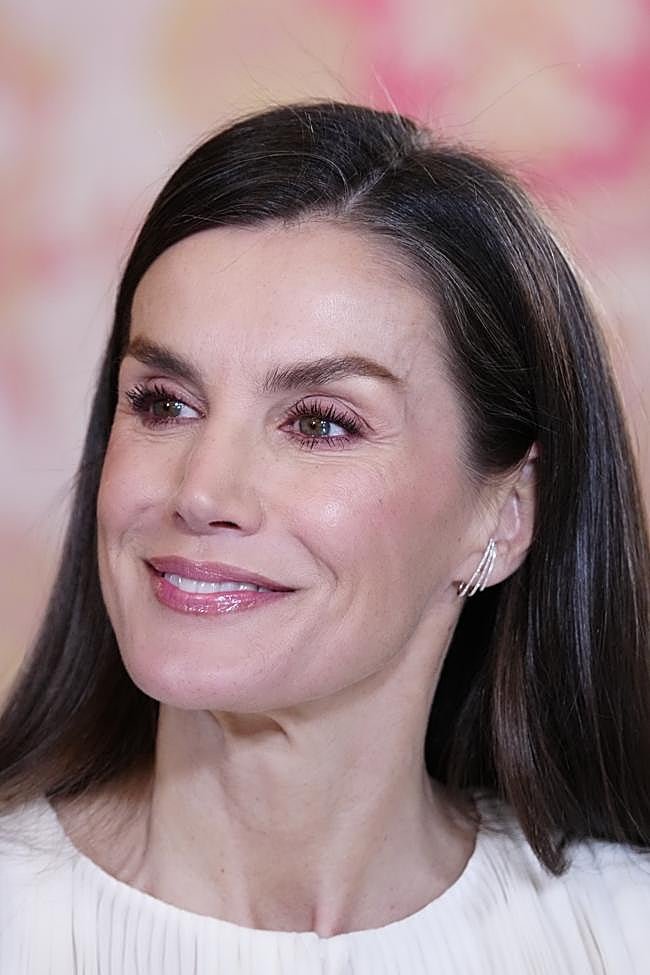 La reina Letizia estrena pendientes.
