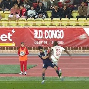 Video: la impresionante patada que recibió Tagliafico en el triunfo del Lyon