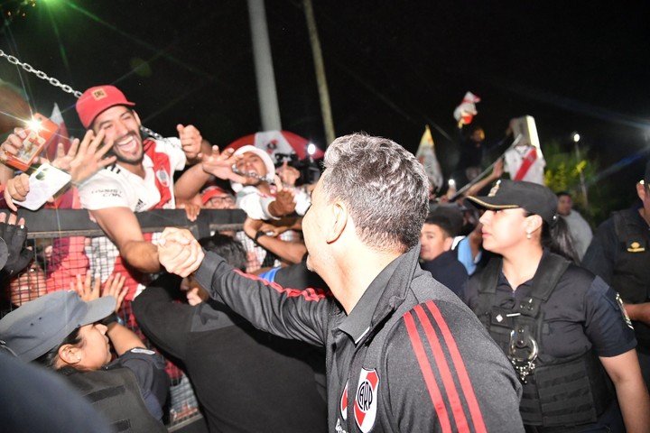 Gallardo saluda a los hinchas en San Martín de los Andes. Prensa River.