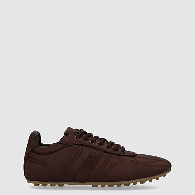 Zapatillas de satén marrón chocolate de Alohas, 140 euros.
