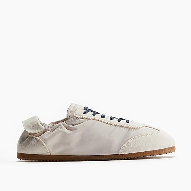 Zapatillas de satén blanco roto de H&M, 34,99 euros.