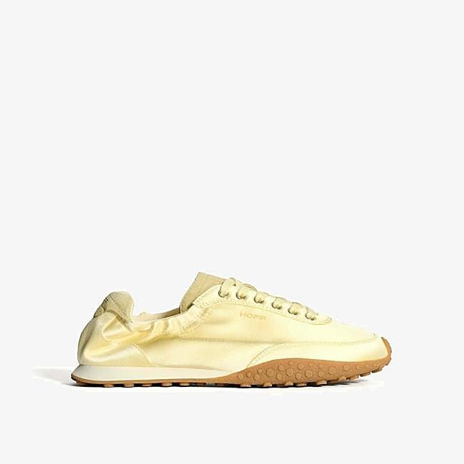 Zapatillas de satén en amarillo suave de Hoff, 140 euros.