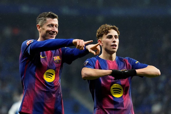 Robert Lewandowski festeja su último gol: al Espanyol.