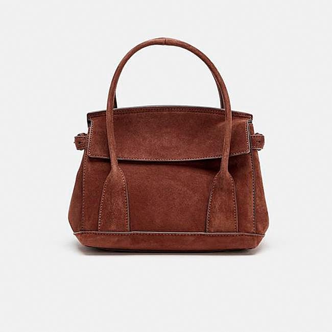 Bolso mini de serraje en marrón de Zara.