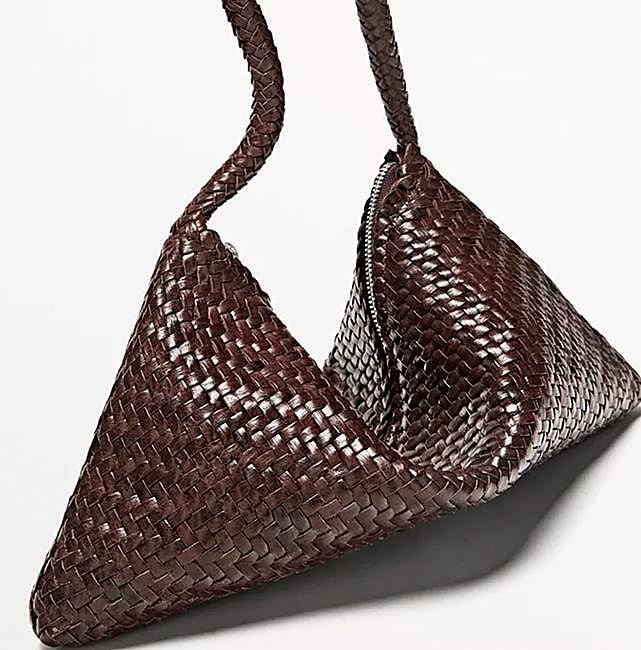 Bolso trenzado en piel de Massimo Dutti.