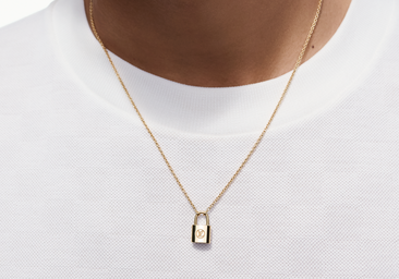Louis Vuitton lanza una edición especial en oro de su joya más icónica: solidaria, unisex y con un significado precioso