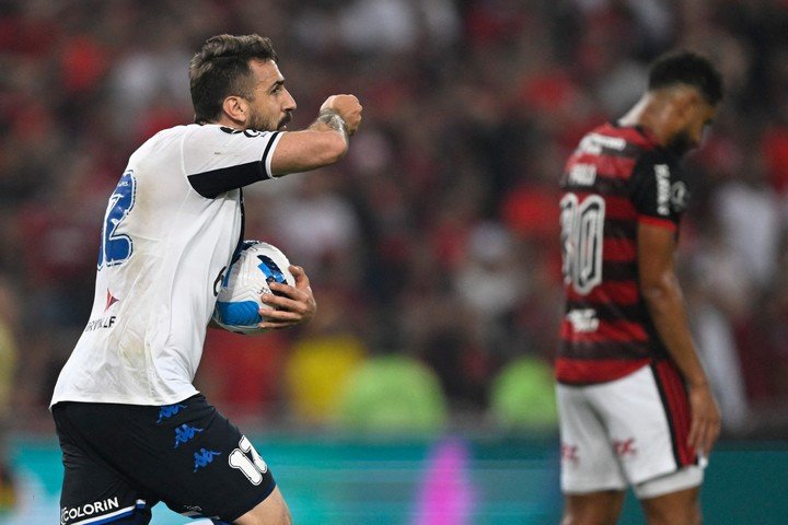 Gol de Lucas Pratto con Velez en la Copa Libertadores. (MAURO PIMENTEL/AFP)