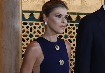 Manuela Villena deslumbra en Sevilla con un espectacular vestido marino con transparencias de The IQ Collection