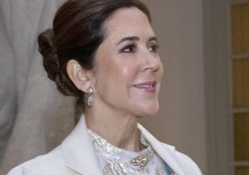 Mary de Dinamarca arrasa de blanco y actualiza un look repetido con una de sus pulseras más valiosas