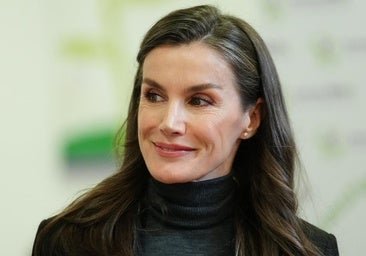 La reina Letizia tiene el look de oficina perfecto para invierno: chaqueta clásica y pantalones que hacen tipazo