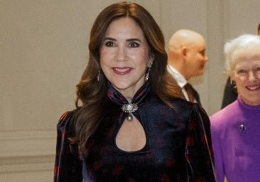 Mary de Dinamarca, espectacular con el vestido de invitada perfecto para invierno: en terciopelo y de inspiración oriental