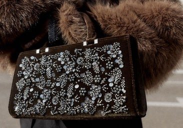 El bolso con abalorios es el único accesorio que necesitas para brillar esta Navidad