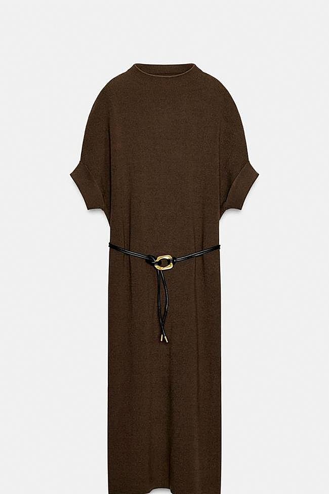 Vestido marrón con cinturón joya de Zara.