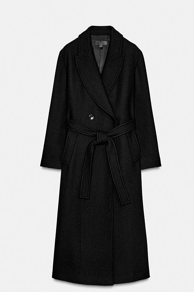 Abrigo negro con lazada de Zara.