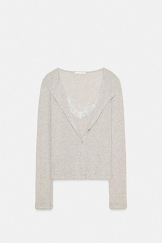 Chaqueta con top a juego de Zara.