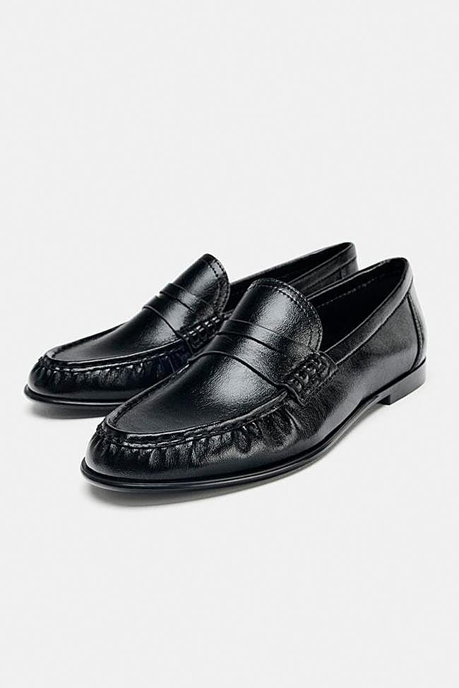 Mocasines de piel en negro de Zara.
