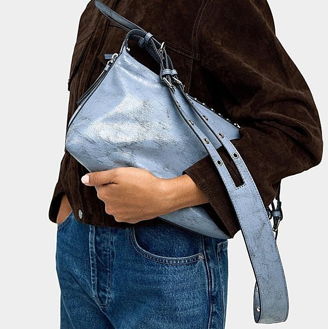 Bolso efecto denim con tachuelas de Parfois. Precio rebajado: 12,99 euros.