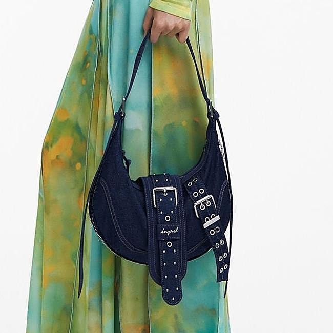 Bolso vaquero con hebillas de Desigual. Precio rebajado: 47,97 euros.