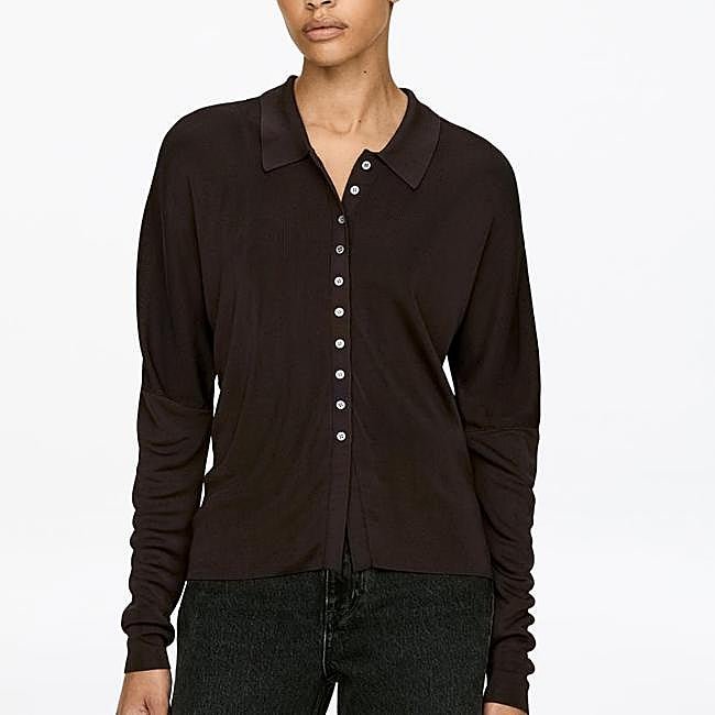 Polo fino con botones de Arket, 41,50 euros.