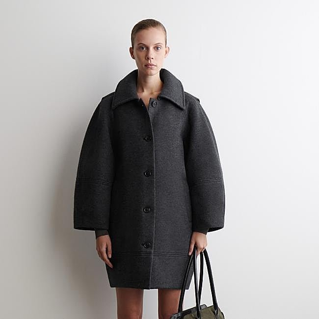 Abrigo corto de lana de COS, 299 euros.