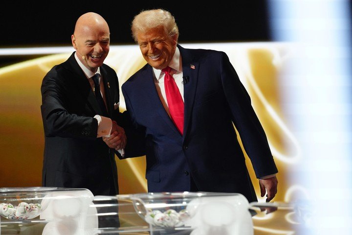 Gianni, presidente de la FIFA y Donald Trump. (AP)