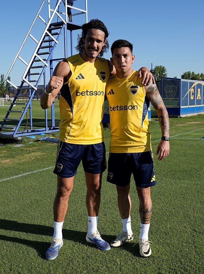 Cavani y Velasco, en la pretemporada de Boca. Foto Prensa Boca