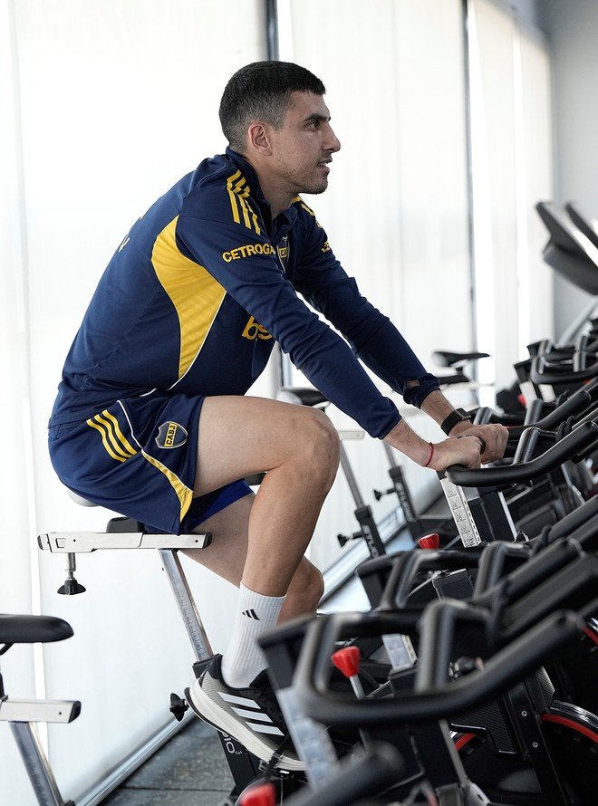 Battaglia, bicicleta en el gimnasio. Foto Prensa Boca