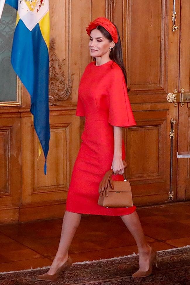 La reina Letizia con un bolso de asa corta camel.