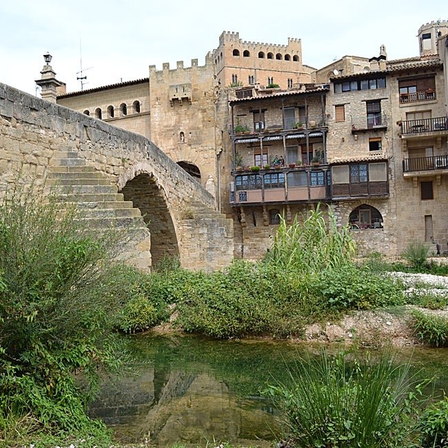 El puente por el que se accede a la parte vieja de Valderrobres.