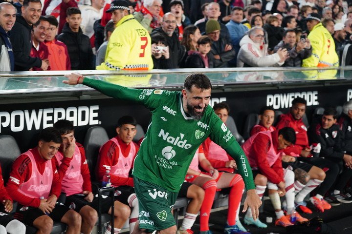 El delantero viene de jugar en Sarmiento (Foto Marcelo Carroll - FTP CLARIN).