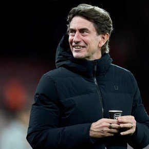 No se puede creer: el DT del Tottenham apareció tomando café con un vaso del Arsenal