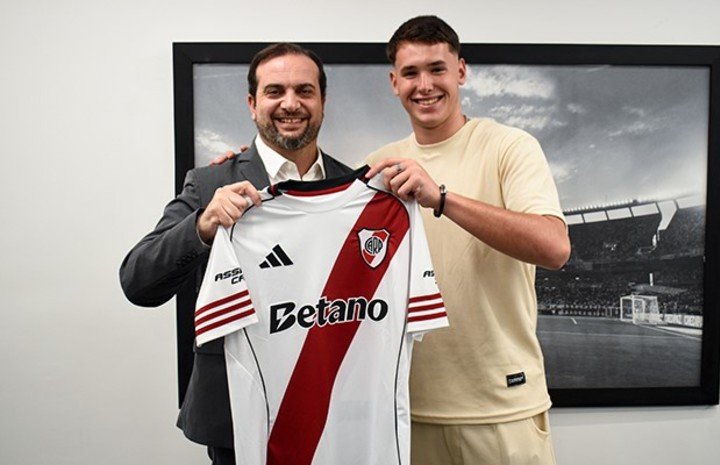 Jaroszewicz en la firma de su primer contrato en River. Foto: prensa River