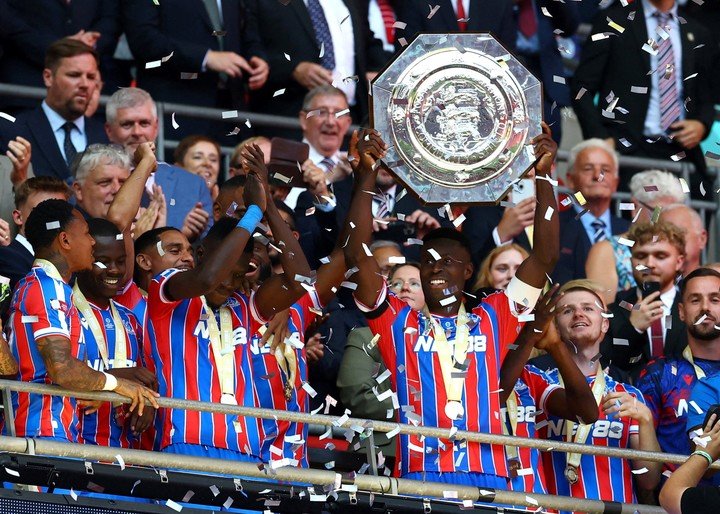 Marc Guehi con el FA Community Shield. (Reuters/Matthew Childs)