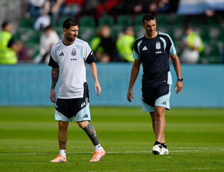 Lionel Messi con Lionel Scaloni en un entrenamiento en España.