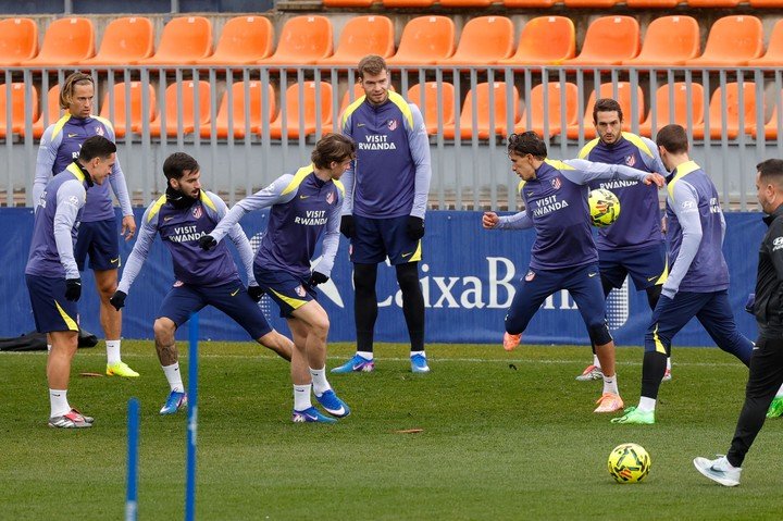 El entrenamiento del Atlético de Madrid antes del partido. (EFE)