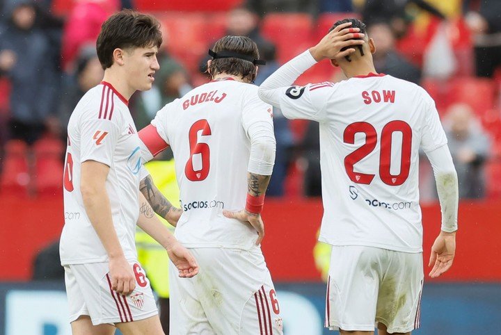 Los jugadores del Sevilla tras la derrota. EFE