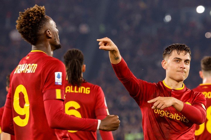 Abraham festejando junto a Dybala (EFE).