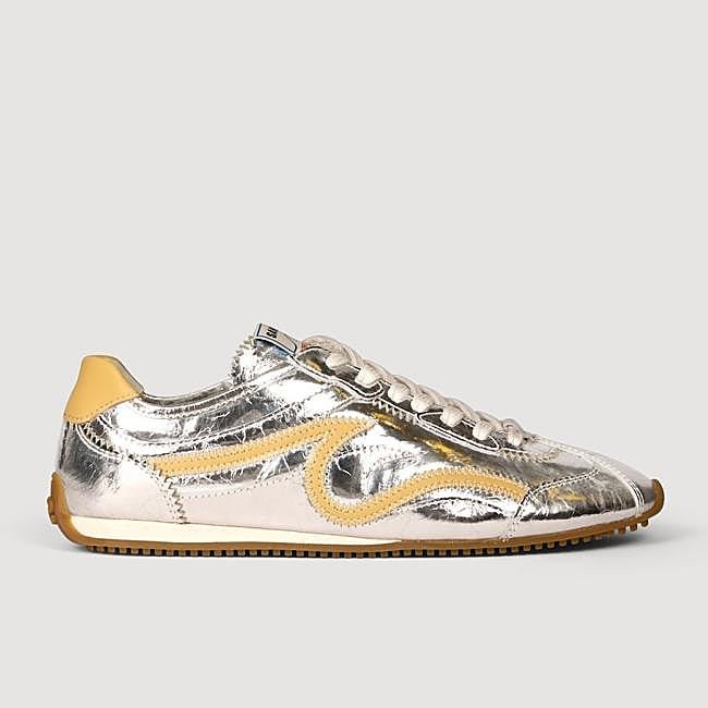 Zapatillas bajas de piel metalizada de Sandro, 225 euros.