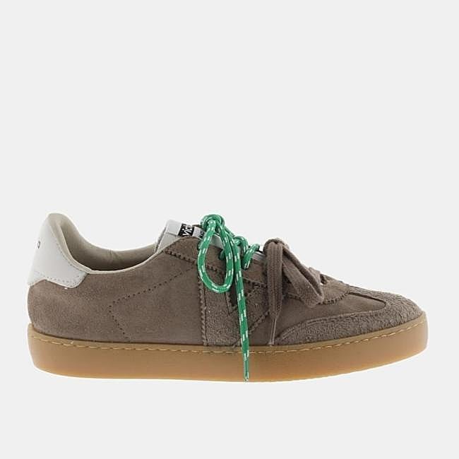 Zapatillas de serraje con doble cordón y suela caramelo de Victoria, 79,90 euros.