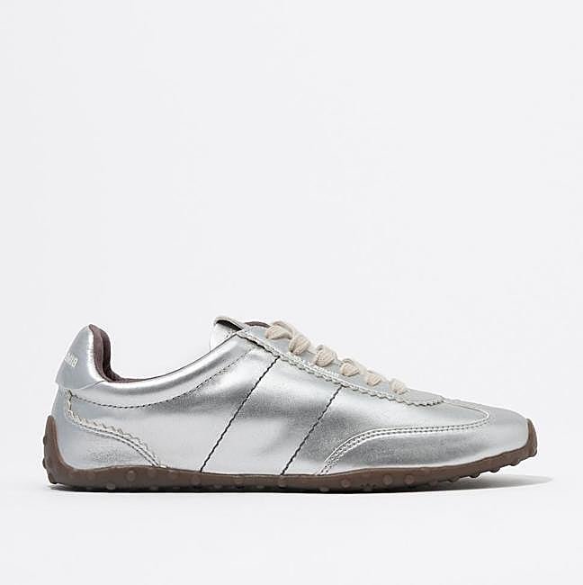 Zapatillas deportivas de piel con cordones de Bimba y Lola, 101,20 euros.