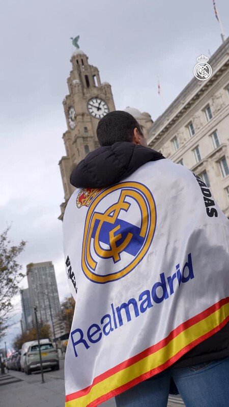 Así que mientras el aficionado se desespera con derrotas imprevistas y debates de banquillo, el club puede presumir en términos económicos como auténtico número uno del balompié mundial. Y oye, que eso no está nada mal: si no ganas por fútbol, al menos ganas por dinero, y en estos tiempos eso también cuenta… y mucho.