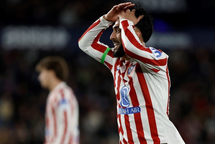 Nico González tuvo su chance de cabeza. (EFE)