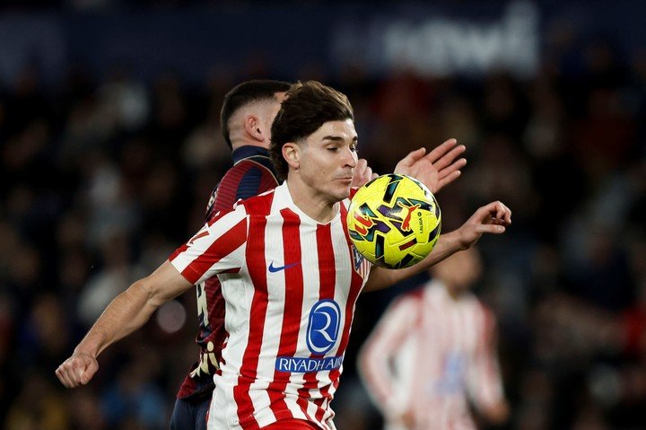 Julián sigue sin poder convertir. (EFE)