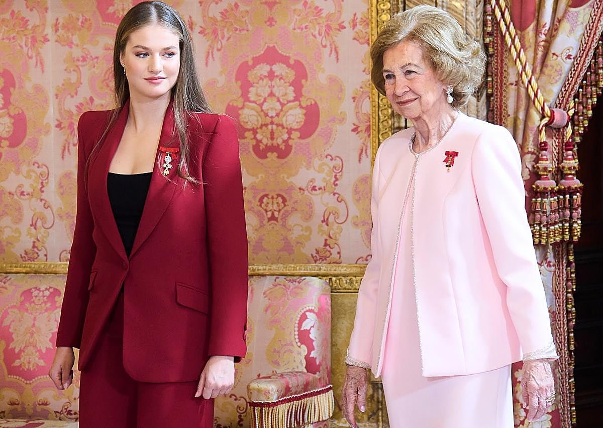 Imagen secundaria 1 - Uniforme militar, traje de chaqueta y look casual: el 2025 estilístico de la princesa Leonor, en fotos