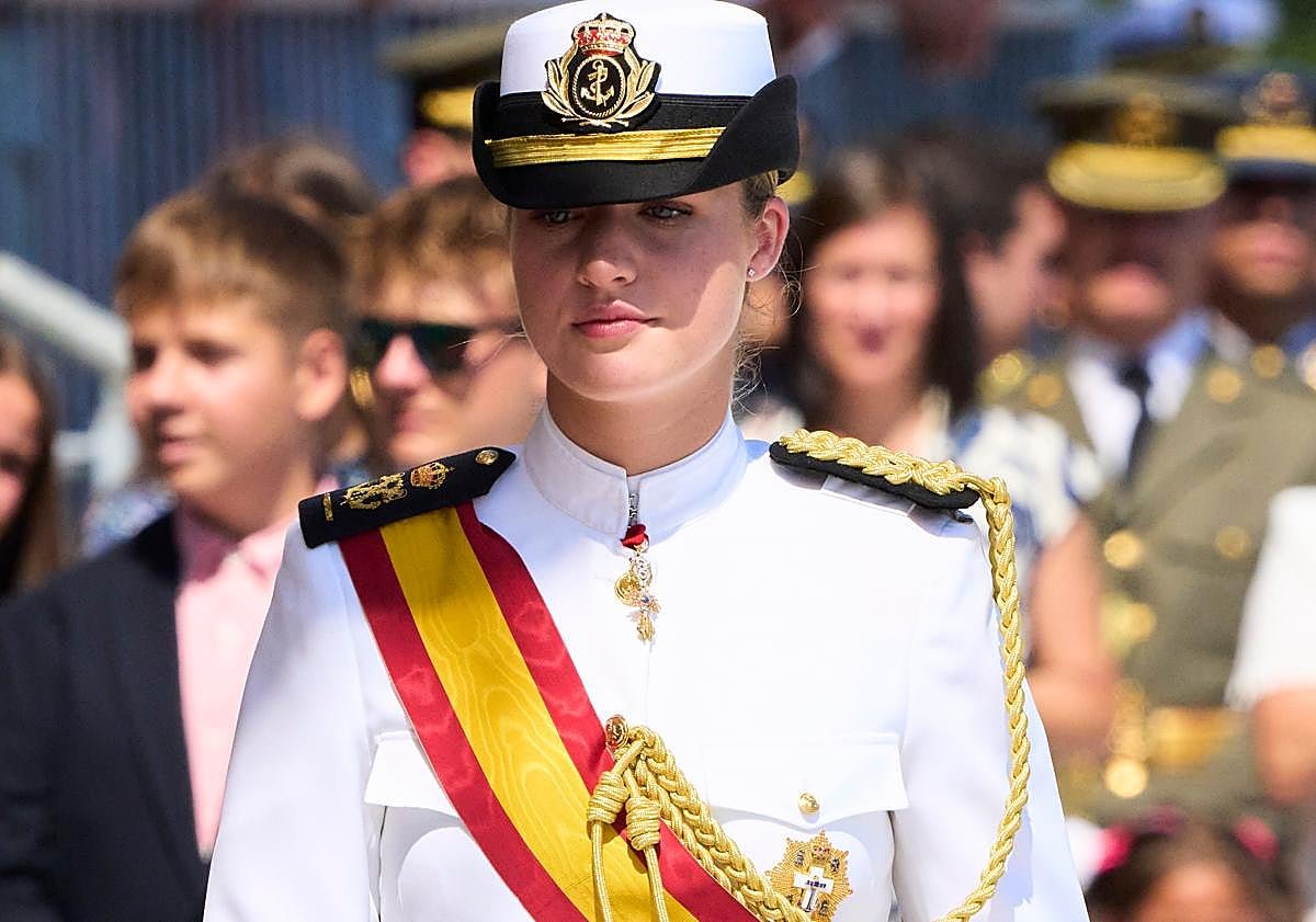 Imagen principal - Uniforme militar, traje de chaqueta y look casual: el 2025 estilístico de la princesa Leonor, en fotos