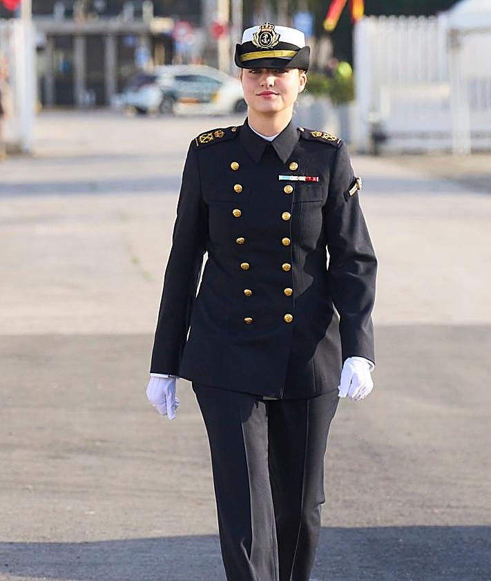 Imagen secundaria 2 - Uniforme militar, traje de chaqueta y look casual: el 2025 estilístico de la princesa Leonor, en fotos